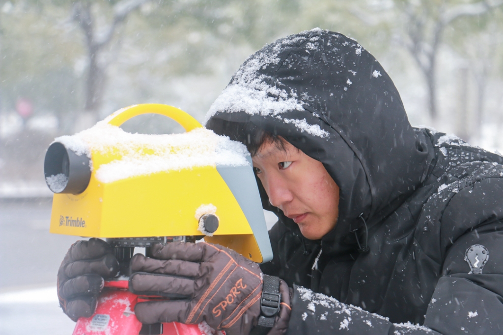 2018年1月27日，工程技術(shù)人員在雪中開展測量作業(yè)。