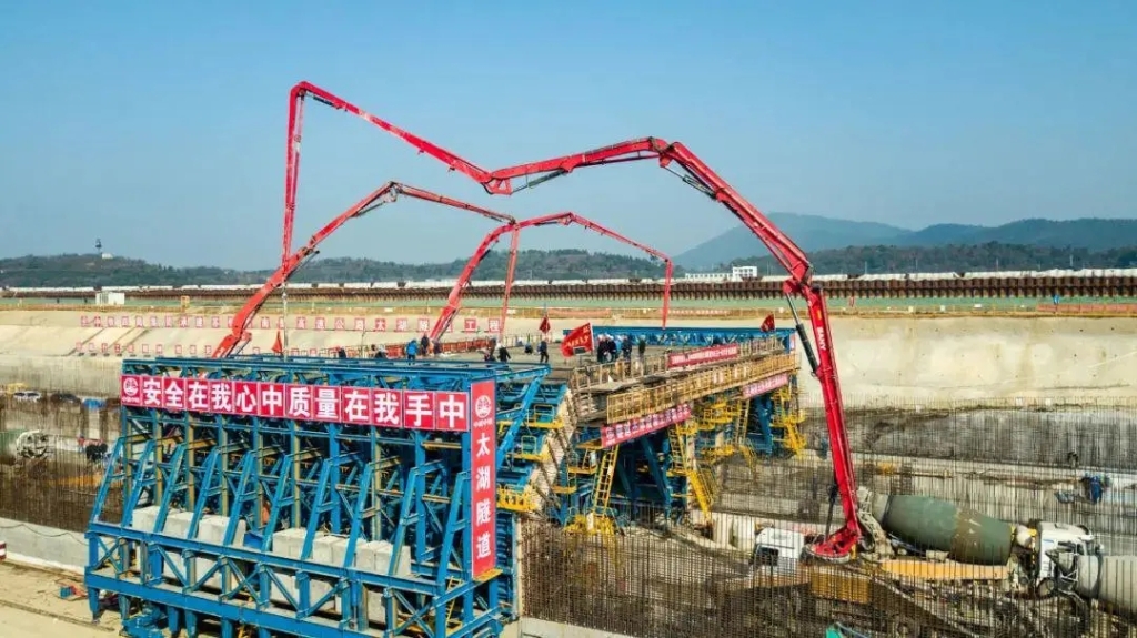2019年1月18日，太湖隧道主體結(jié)構(gòu)頂板完成首次澆筑，隧道完整的主體結(jié)構(gòu)框架顯現(xiàn)出來。