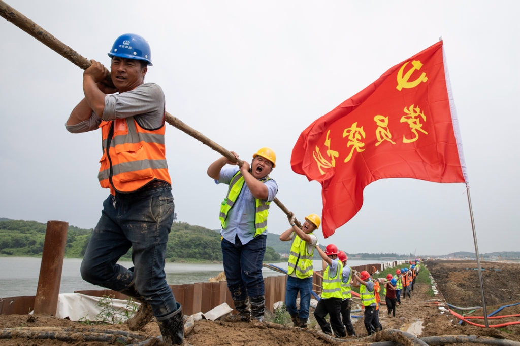 2019年6月21日，蘇錫常太湖隧道工地架設(shè)萬伏電纜，黨員突擊隊在施工現(xiàn)場。
