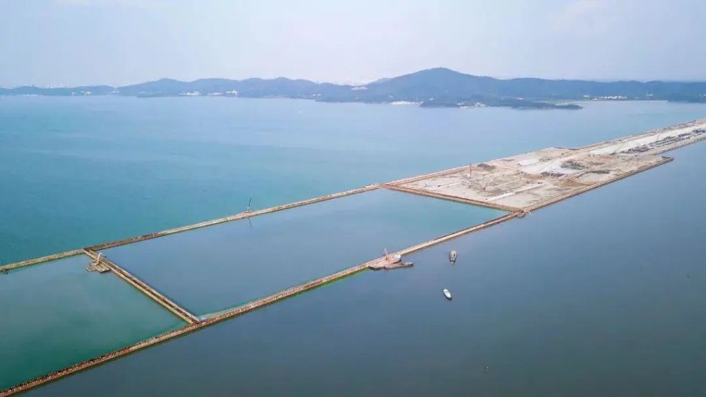 2020年10月3日，隨著最后一根鋼板樁插打至湖底，太湖隧道圍堰順利合龍。歷時2年7個月，馬山段與南泉段在湖中無縫對接，成功實現(xiàn)第一次“牽手”。