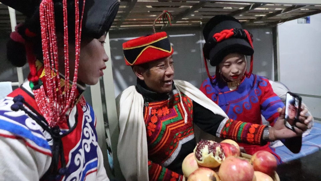 2020年12月21日晚 7 時許，來自大涼山的彝族隧道工們在太湖底下過了一個別樣的“彝年”