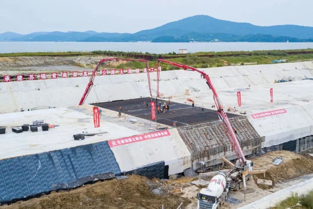 2021年9月5日，中鐵四局施工的太湖隧道南泉段主體工程全部完工。與此同時，南泉段施工轉(zhuǎn)入調(diào)平層、防撞側(cè)石等附屬工程施工階段，為下一步隧道早日通車打下堅實基礎(chǔ)。