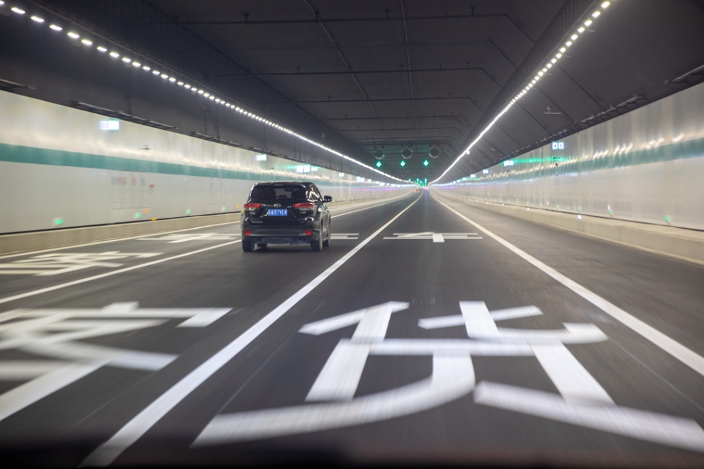 2021年12月30日，車輛在蘇錫常南部高速公路太湖隧道內(nèi)行駛。