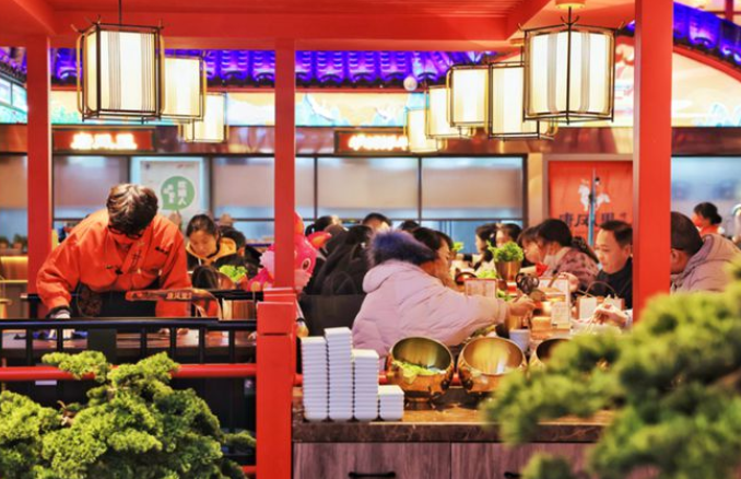 假期消費市場強勢回暖 零售、餐飲市場快速增長