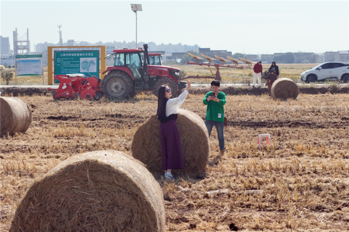 無錫：生態(tài)與經(jīng)濟(jì)“雙贏”，秸稈“卷”出億元綠色產(chǎn)業(yè)