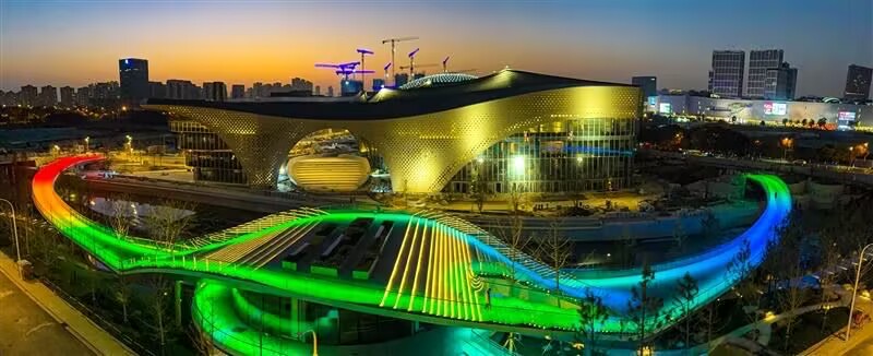 無(wú)錫交響音樂廳旁“光影音符”亮了